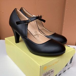 NWT Chase and Chloe BlackVintage Style Heels Pinup